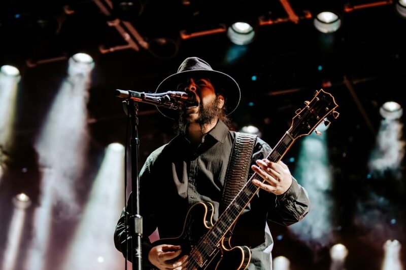 Daron Malakian cantando com sua banda Scars on Broadway