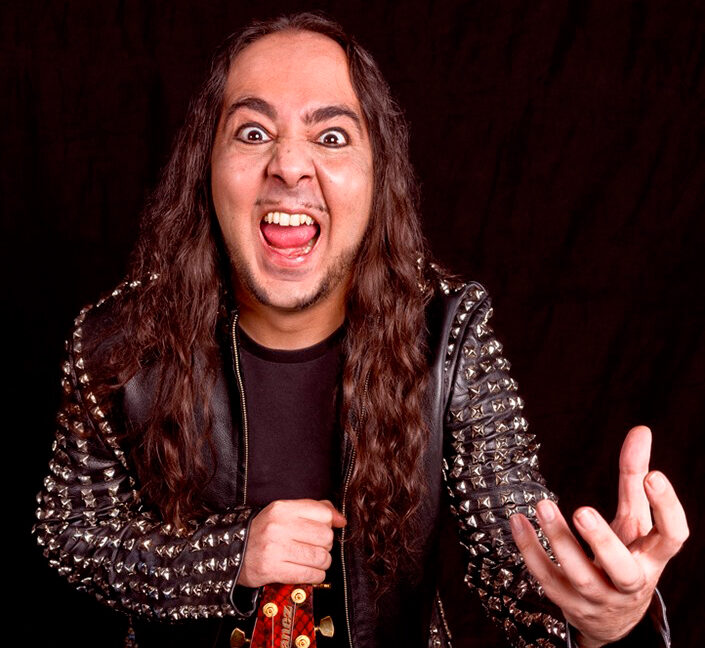 Daron Malakian posando com sua guitarra,.